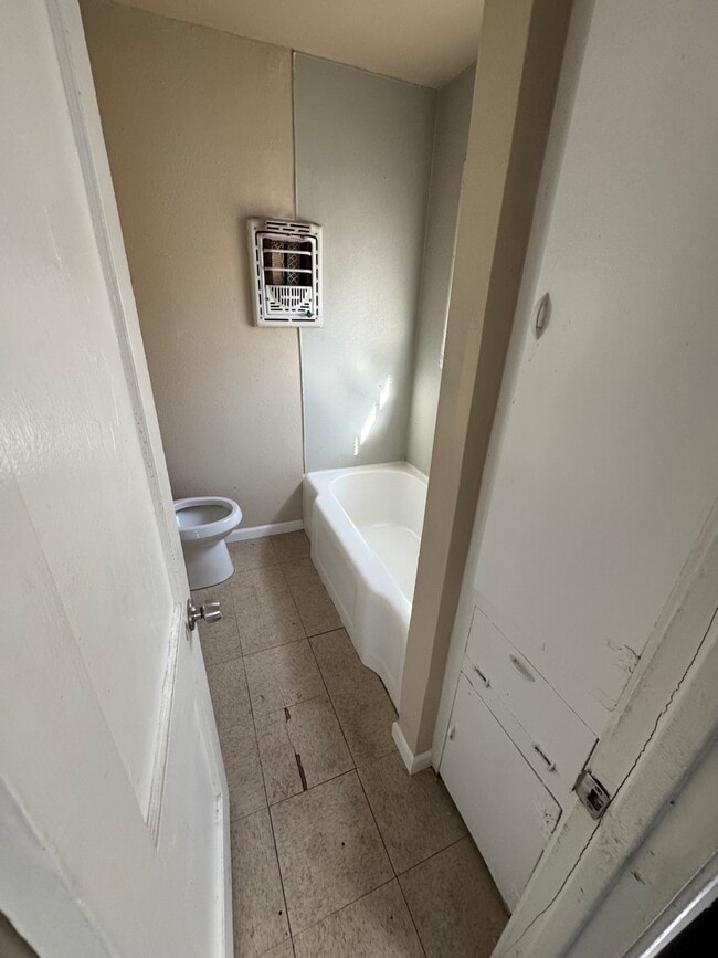 Photo - 1164 W 24th St