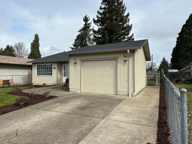 Photo - 3 bedroom 1 bathroom house in Springfield!