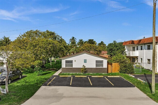 Building Photo - 329 SW 1st Ct Unit 1