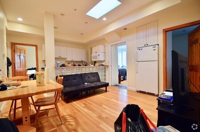 Building Photo - 1801 Beacon St Unit 8 Rental