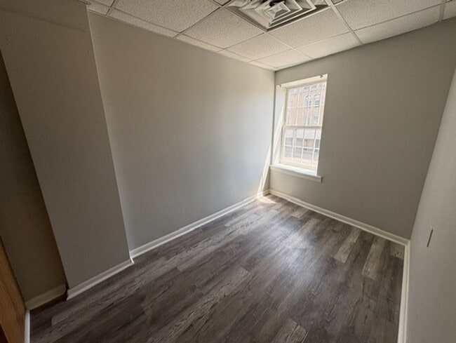 Photo - North of Downtown Akron: Updated 1BR with Tall Ceilings & Natural Light Unidad 201