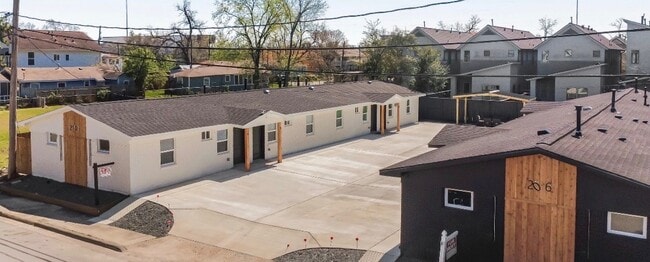 Building Photo - 206 E 33rd St Unit 8