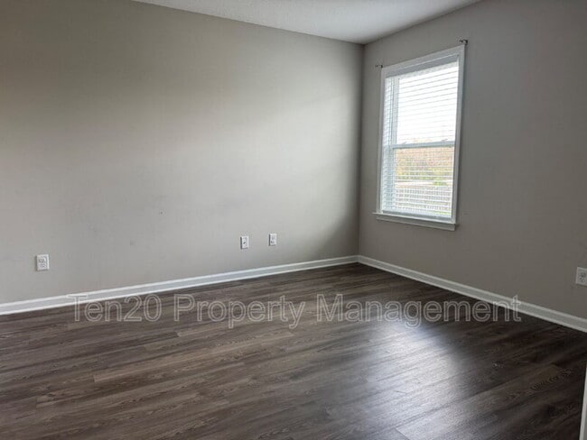 Photo - 362 Red Oak Pl