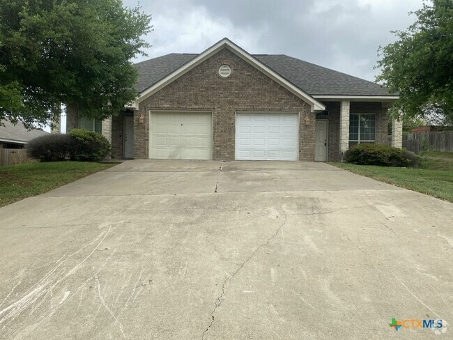 Building Photo - 816 Twin Oaks Dr Rental