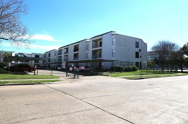 Building Photo - 2830 S Bartell Dr Unit Apt 28