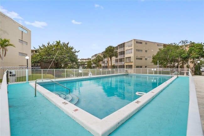 Building Photo - 1680 NE 191st St Unit 411-2