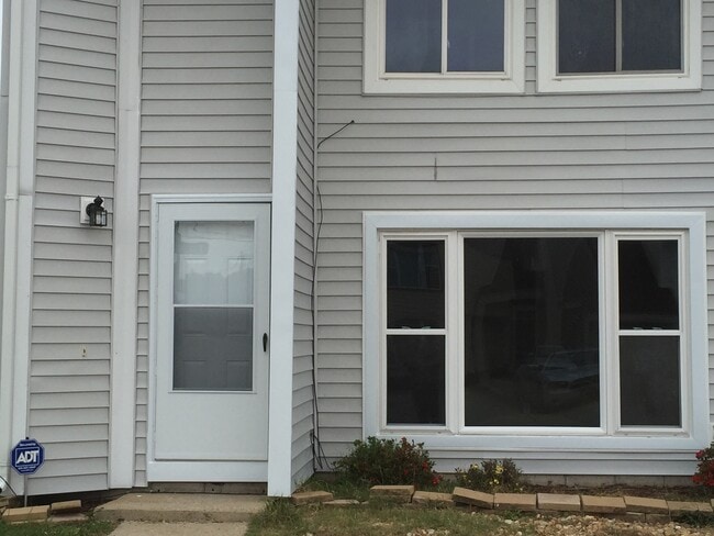 Building Photo - Modern 2 Bed | 2 Bath Townhouse in Town Center!