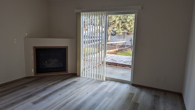 Photo - 1596-1596 Peggy Lp Unit 1594