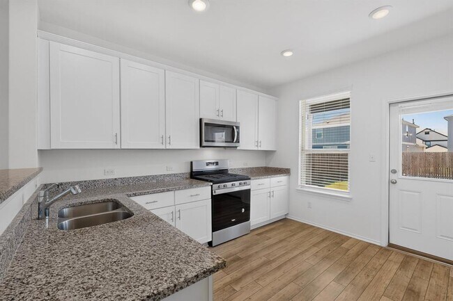 Photo - 225 English Oak St