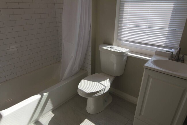 Photo - 2144 Bridge St