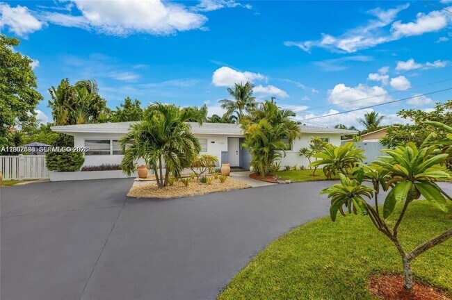 Building Photo - 1320 NE 27th Ave Unit 1