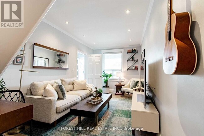 Photo - 137 Earlscourt Ave