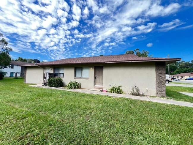 Building Photo - Beautifully Renovated 2 Bedroom, 1 Bathroo...