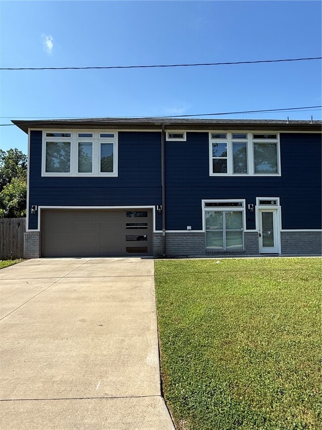 Building Photo - 402 E Hemlock St