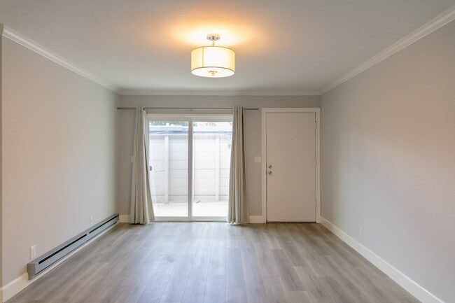 Photo - 242 Elwood St Unit 3