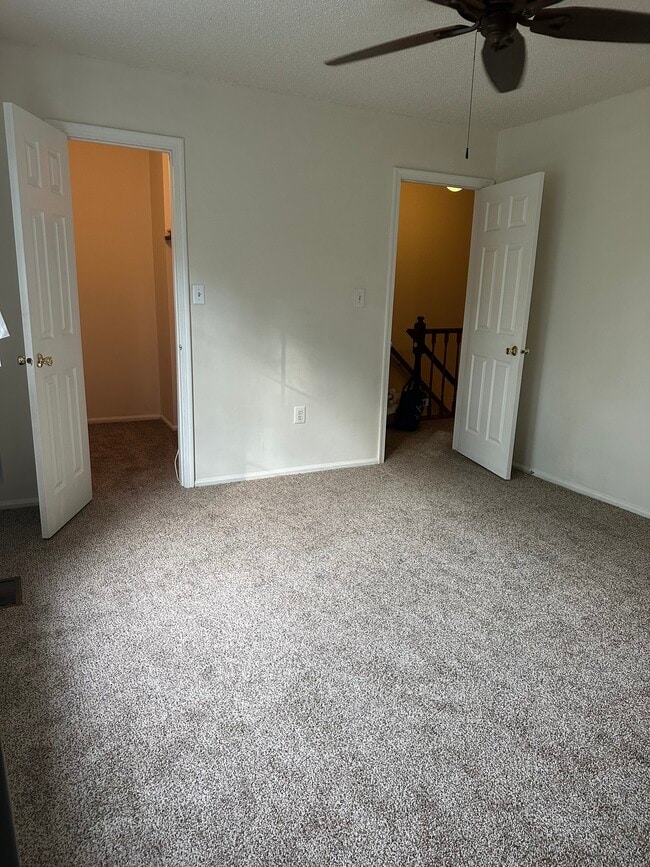 Photo - 393 Hadleigh Ln