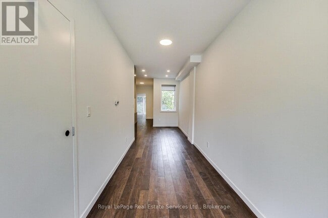 Photo - 846 Carlaw Ave