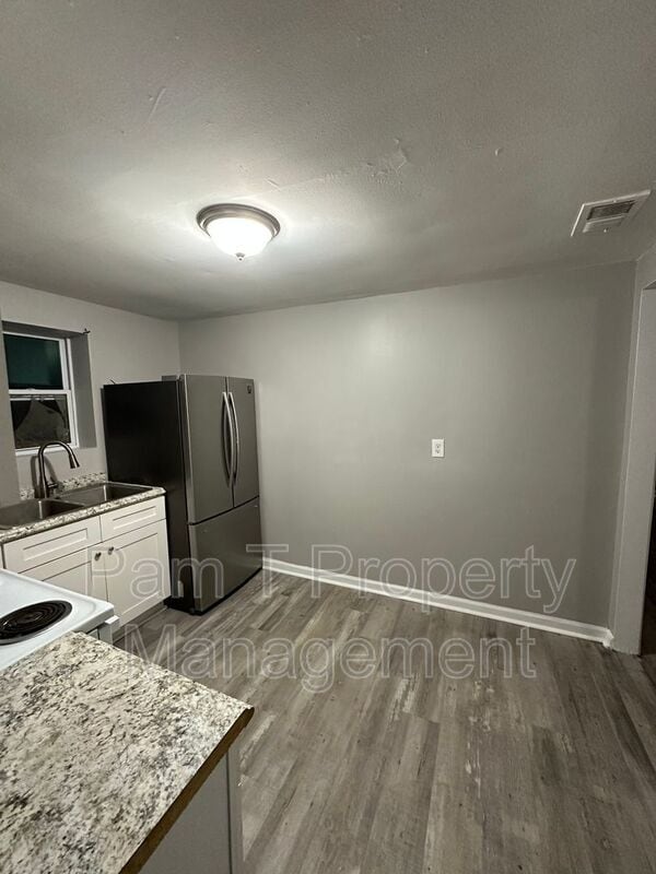 Photo - 1921 Cowan Ave