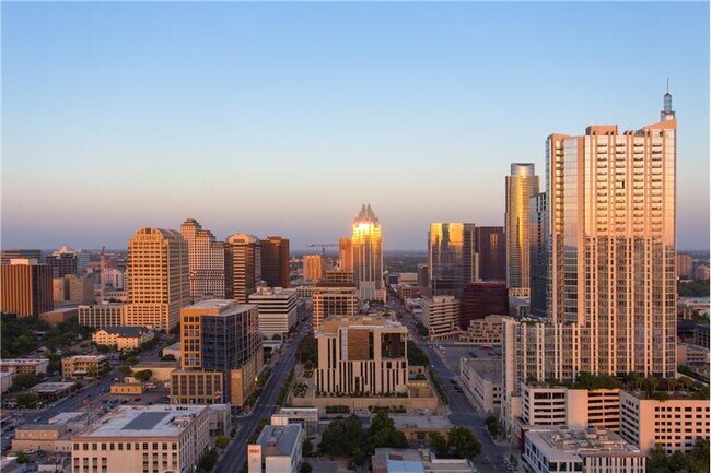 Building Photo - 800 W 5th St Unit S5-17