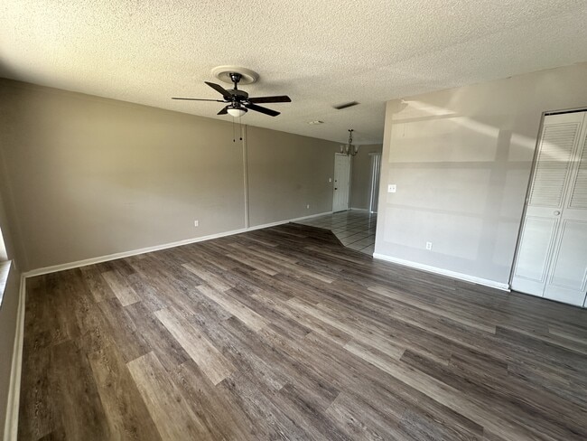 Photo - 469 Emerald Rd