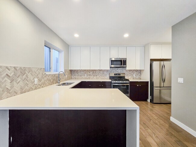 Photo - 61-30 30 Ave SW