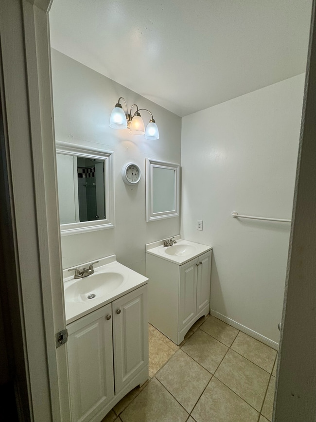 Building Photo - 2601 SW Archer Rd Unit A203 Rental