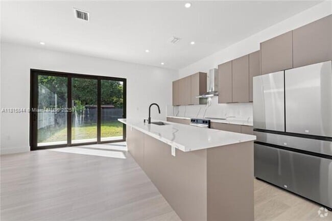Building Photo - 740 NW 24th Ct Unit 740 NW 24th Ct  2 Rental