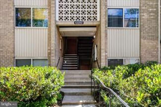 Building Photo - TOP FLOOR CONDO WITH QUIET VIEW