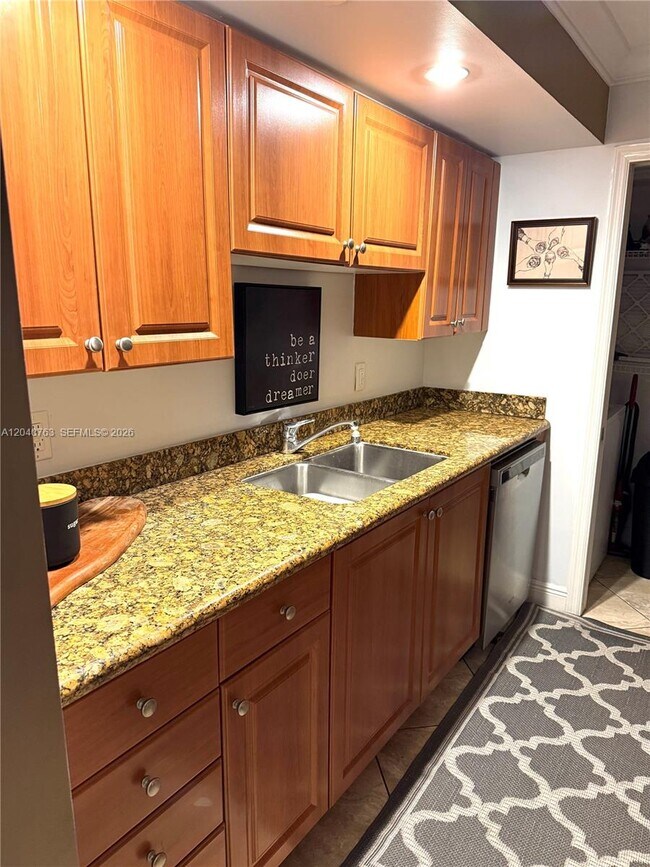 6917 Collins Ave Unidad 506