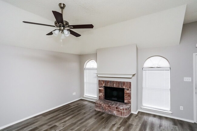 Photo - 2508 Helen Ln