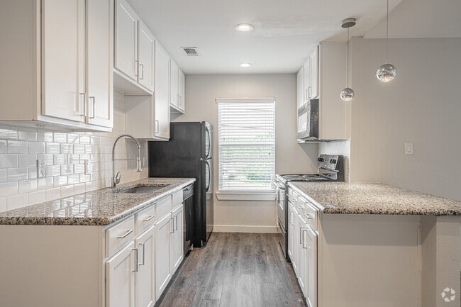 2BR, 1BA - 836SF