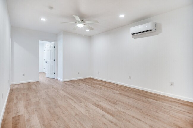 Photo - 905 W Abram St
