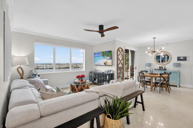 Building Photo - 675 NW Flagler Ave Unit 202