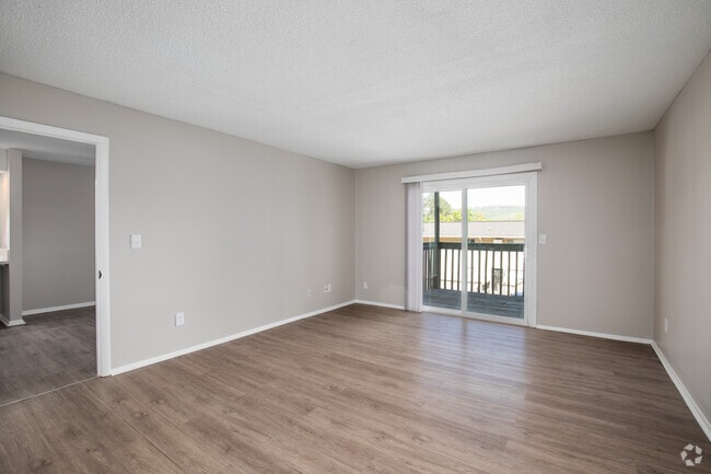 1BR, 1BA - 700SF - Living Room