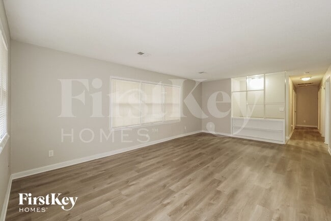 Photo - 8728 Everett St