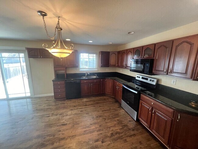 Photo - 1609 Poppy Way