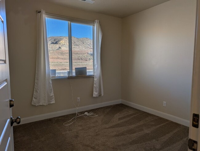 Photo - 951 N Main St