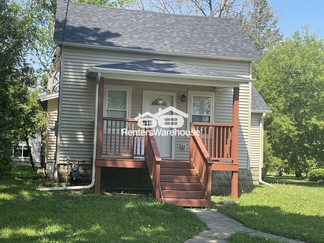 Photo - 206 Center Ave S House