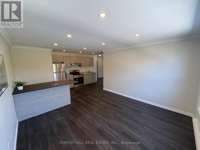 Photo - 130 King St E