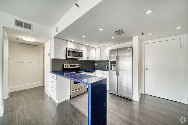 Building Photo - 1010 NW 11th St Unit 306 Rental
