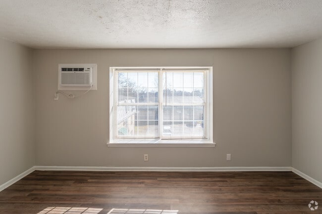 3BR, 1.5BA - 950 SF
