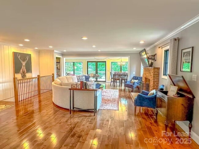 Photo - 185 Lake Mist Dr