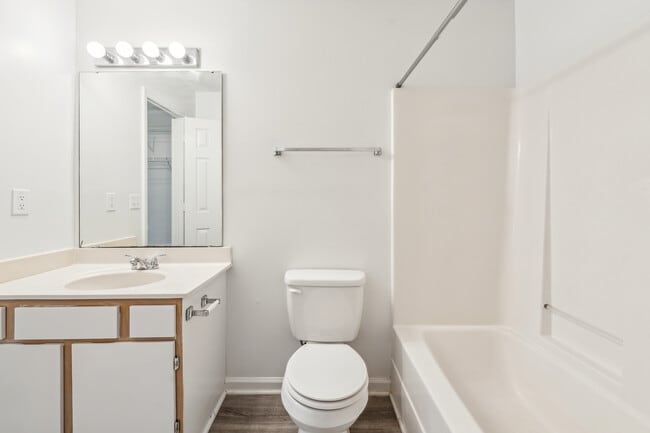 1 habitación, 1 baño - 600 pies cuadrados - Baño - Arlington Apartments