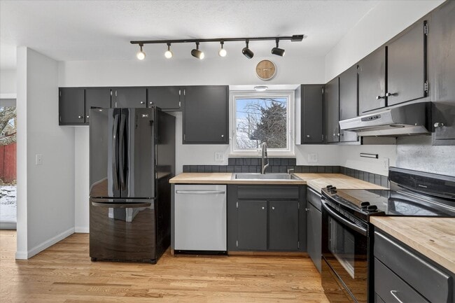 Building Photo - South Boulder Gem: 3 Bed, 2 Bath with Stunning Flatiron Views & Hardwood Flooring throughout!