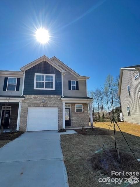 Building Photo - Newer town home available end of December!