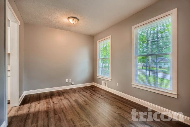 Photo - 847 Raintree Way SE
