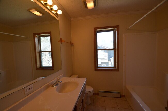 Photo - On Bus Route! 2bed/2.5 Bath, Sunny Town House! Fresh paint!