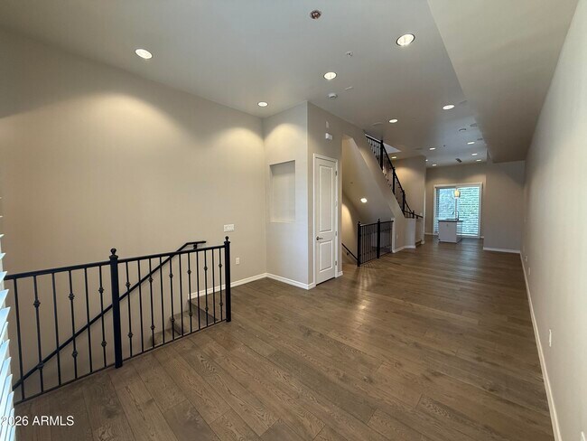 Photo - 421 W 6th St