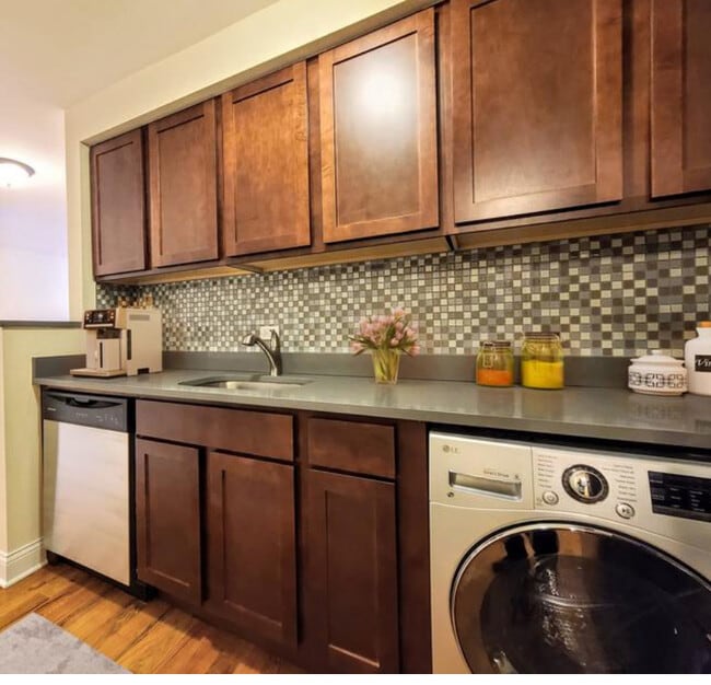 Photo - 555 W Arlington Pl