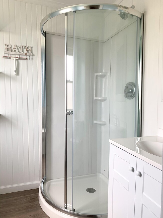 Corner shower - 315 Ronceverte Ave Unit 315